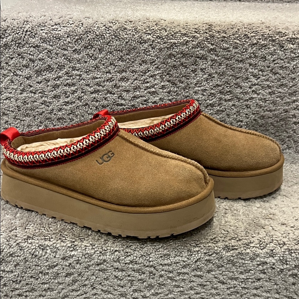 UGG Tazz platform slippers Chestnut Suede Slip-Ons with Red Accents size 7